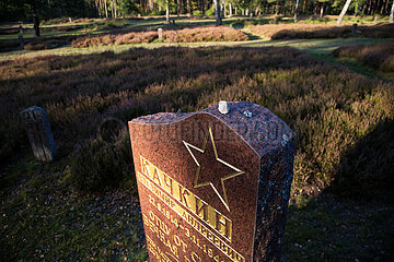 Deutschland  Lohheide - Juedisches Grab  Kriegsgefangenfriedhof der Gedenkstaette Bergen-Belsen. Hier liegen sowjetische Soldaten  die die Nazis zu Tode gequaelt haben