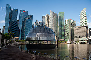 Singapur  Republik Singapur  Neues Apple Vorzeigegeschaft (Flagshipstore) vor dem Geschaeftsviertel in Marina Bay Sands