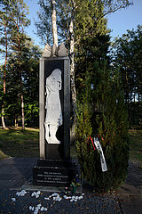 Deutschland  Lohheide - Grab mit Skulptur  Eingangsbereich  Kriegsgefangenfriedhof der Gedenkstaette Bergen-Belsen. Hier liegen sowjetische Soldaten  die die Nazis zu Tode gequaelt haben