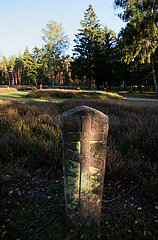 Deutschland  Lohheide - Kriegsgefangenfriedhof der Gedenkstaette Bergen-Belsen. Hier liegen sowjetische Soldaten  die die Nazis zu Tode gequaelt haben