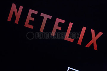 Netflix-Schriftzug auf einem Bildschirm