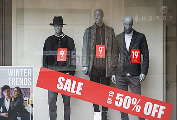 Sale im Schaufenster eines Modegeschaefts  Innenstadt in Zeiten der Coronapandemie  Koeln  Nordrhein-Westfalen  Deutschland