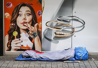 Lockdown  Obdachloser in der Innenstadt  Koeln  Nordrhein-Westfalen  Deutschland