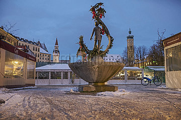 Karl Valentin Brunnen  Viktualienmarkt  waehrend hartem Lockdown  Muenchen  18. Januar 2021