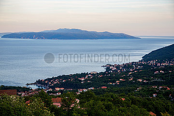 Kroatien  Opatija - Seebad an der Kvarner-Bucht mit mondaener oesterreichisch-ungarischer Vergangenheit  Blick Richtung der Insel Cres