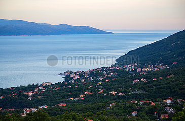 Kroatien  Opatija - Seebad an der Kvarner-Bucht mit mondaener oesterreichisch-ungarischer Vergangenheit  Blick Richtung der Insel Cres