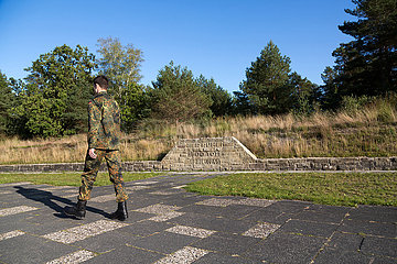 Deutschland  Lohheide - Gedenkstaette Bergen-Belsen  Massengrab von 1945 mit 2500 Toten  Bundeswehrsoldat besichtigt das ehemalige Lagergelaende