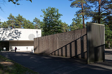 Deutschland  Lohheide - Gedenkstaette Bergen-Belsen  Blick vom Eingang zum Dokumentationszentrum  Ort der Daueraustellung