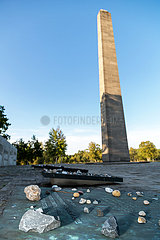 Deutschland  Lohheide - Gedenkstaette Bergen-Belsen  Obelisk  vorne kleine Steine zum Gedenken  platziert von juedischen Besuchern