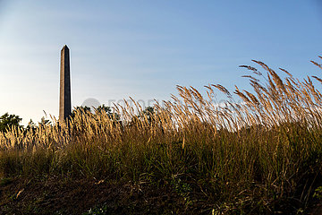 Deutschland  Lohheide - Gedenkstaette Bergen-Belsen  Obelisk und Massengrab von 1945