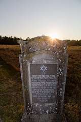 Deutschland  Lohheide - Gedenkstaette Bergen-Belsen  symbolisches juedisches Grab auf dem historischen Lagergelaende