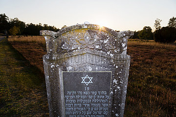 Deutschland  Lohheide - Gedenkstaette Bergen-Belsen  symbolisches juedisches Grab auf dem historischen Lagergelaende