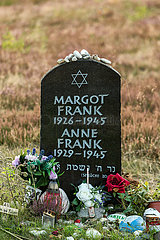 Deutschland  Lohheide - Gedenkstaette Bergen-Belsen  symbolisches Grab von Anne Frank und ihrer aelteren Schwester Margot auf dem historischen Lagergelaende