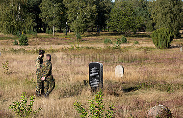 Deutschland  Lohheide - Gedenkstaette Bergen-Belsen  symbolisches juedisches Grab  Bundeswehrsoldaten besichtigen das ehemalige Lagergelaende