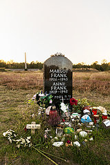 Deutschland  Lohheide - Gedenkstaette Bergen-Belsen  symbolisches Grab von Anne Frank und ihrer aelteren Schwester Margot auf dem historischen Lagergelaende