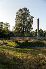 Deutschland  Lohheide - Gedenkstaette Bergen-Belsen  Obelisk und Massengrab von 1945