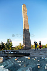 Deutschland  Lohheide - Gedenkstaette Bergen-Belsen  Obelisk  vorne kleine Steine zum Gedenken  platziert von juedischen Besuchern