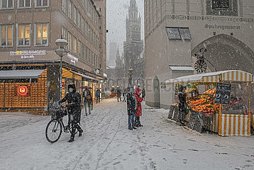 Marienplatz nachmittags  Schneefall  Muenchen  25.01.2021