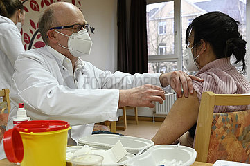 Deutschland  Nordrhein-Westfalen  Essen-Coronaschutzimpfung in einem Pflegeheim