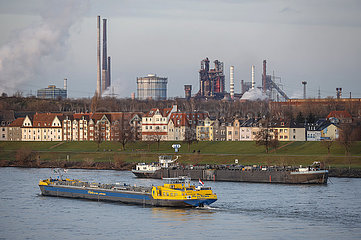 Ruhrgebietslandschaft am Rhein mit ThyssenKrupp Steel  Duisburg  Nordrhein-Westfalen  Deutschland
