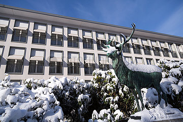 Deutschland  Bremen - Verschneite Bronzeskulptur eines Hirsches und Rhododendronbuesche vor dem Parkhotel  der ersten Adresse der Stadt