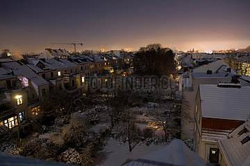 Deutschland  Bremen - verschneites Altbauviertel in der Nacht  Blick Richtung Zentrum