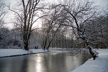 Deutschland  Bremen - gefrorenes Gewaesser im Buergerpark  der traditionell von Spendengeldern finanziert wird