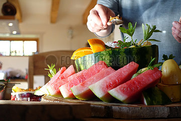 Neu Kaetwin  Deutschland  gefuellte Wassermelone