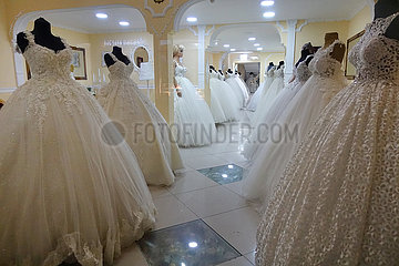 Kutaissi  Georgien  Hochzeitskleider in einem Brautmodengeschaeft