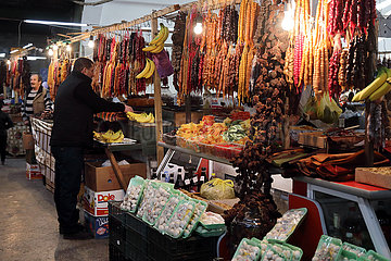 Kutaissi  Georgien  Verkauf von Tschurtschchela auf einem Wochenmarkt