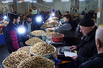 Kutaissi  Georgien  Verkauf von Walnusskernen auf einem Wochenmarkt