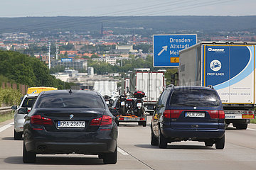 Dresden  Deutschland  Autos und LKW auf der A4 in Richtung Osten kurz vor der Abfahrt Dresden-Altstadt