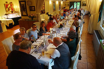 Magdeburg  Deutschland  Menschen sitzen bei einer Familienfeier in einem Restaurant an einer langen Tafel