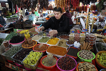 Kutaissi  Georgien  Frau verkauft Nusserzeugnisse auf einem Wochenmarkt