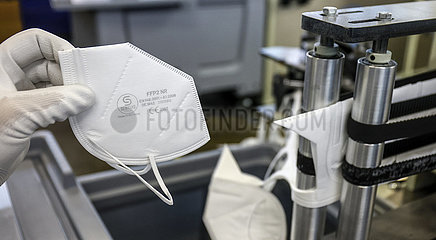 FFP2-Masken Produktion bei Sentias  Wuppertal  Nordrhein-Westfalen  Deutschland