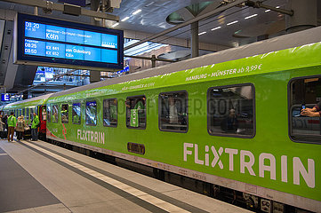 Berlin  Deutschland - Flixtrain im Berliner Hauptbahnhof