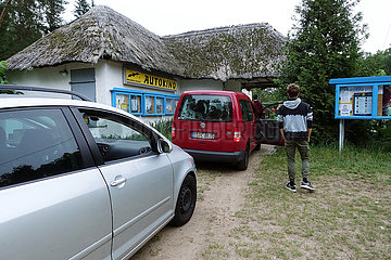 Zempow  Deutschland  Menschen warten am Eingang zu einem Autokino