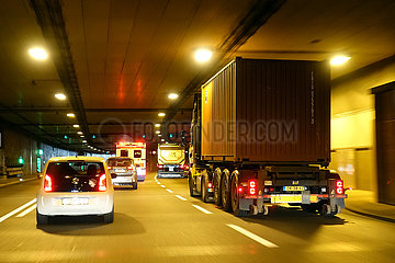 Berlin  Deutschland  Autos und LKW auf der A100 in Richtung Norden im Tunnel Tegel