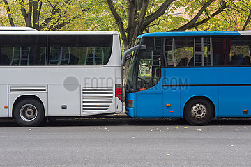 Berlin  Deutschland - Eng geparkte Touristenbusse