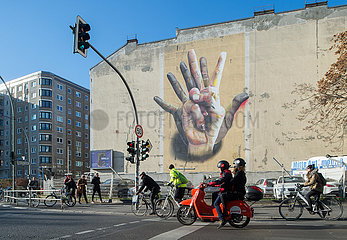 Berlin  Deutschland - Strassenszene mit verschiedenen Verkehrsteilnehmern sowie Street-Art