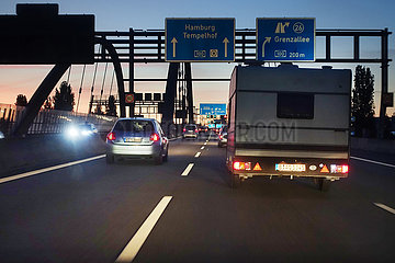 Berlin  Deutschland  Autos bei Daemmerung auf der A100 in Richtung Norden an der Abfahrt Grenzallee