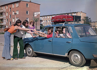 Berlin  DDR  Familie faehrt mit dem Auto in den Urlaub und wird von Freunden verabschiedet