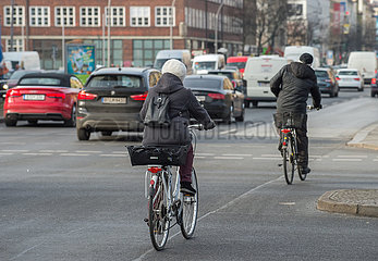Berlin  Deutschland - Fahrradfahrer in der Muellerstrasse und Berlin-Wedding