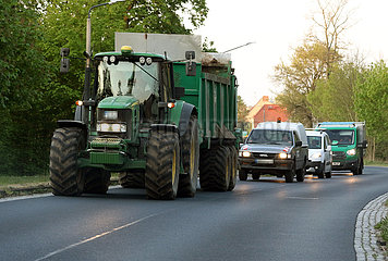 Luckenwalde  Deutschland  Autos stauen sich auf einer Strasse hinter einem Traktor mit Anhaenger