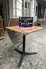 Berlin  Deutschland  Schild mit der Aufschrift Reserviert fuer Jens Spahn steht auf einem Tisch vor einem Cafe
