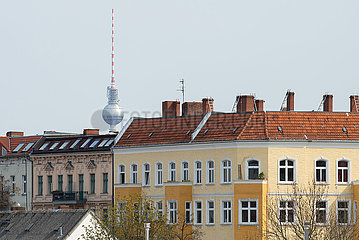 Berlin  Deutschland - Stadtlandschaft in Mitte mit Gruenderzeithaeusern und Fernsehturm
