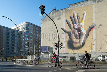 Berlin  Deutschland - Street-Art an einer Brandmauer in Berlin-Mitte