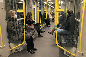 Berlin  Deutschland  Menschen fahren in Zeiten der Coronapandemie mit der U-Bahn