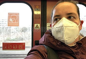 Berlin  Deutschland  Frau in einer S-Bahn traegt in Zeiten der Coronapandemie eine FFP2-Maske