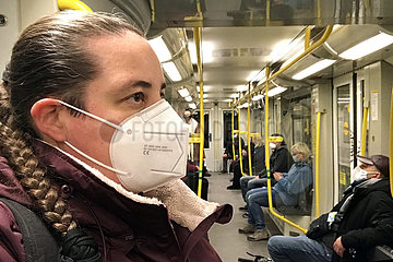 Berlin  Deutschland  Frau in einer U-Bahn traegt in Zeiten der Coronapandemie eine FFP2-Maske